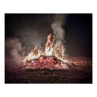 Poster Grand feu de joie brûlant la nuit avec de hautes f