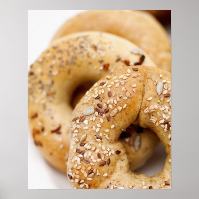 Poster Gros plan de bagels assortis sur une assiette (Devant)