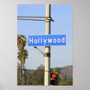 Poster Gros plan d'un panneau bleu sur un lampadaire