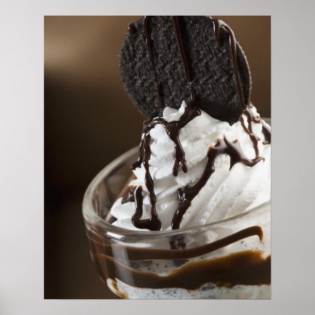 Poster Gros plan d'un verre de chocolat sundae (Devant)