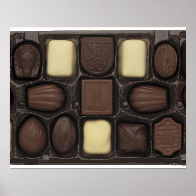 Poster gros plan d'une boîte de chocolats assortis (Devant)