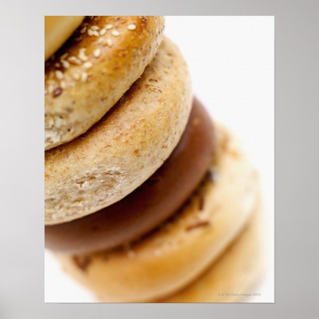 Poster Gros plan d'une pile de bagels assortis (Devant)