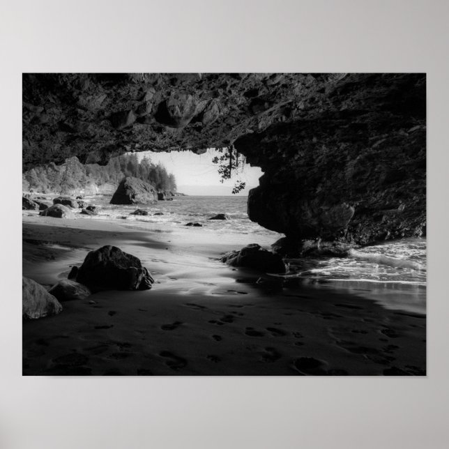Poster Grotte de plage noire et blanche (Devant)
