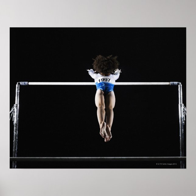 Poster Gymnaste (9-10) atteignant pour des barres inégale (Devant)