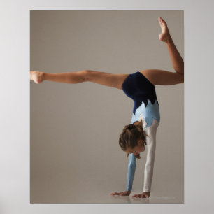 Poster Gymnaste féminine (12-13) exécutant