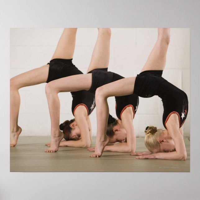 Poster Gymnaste posant à l'envers (Devant)