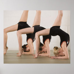Poster Gymnastes posant upside-down