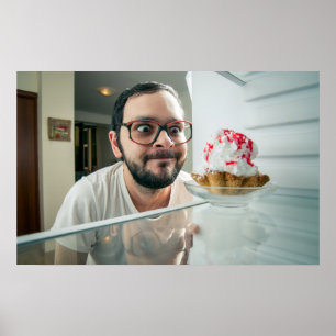 Poster Homme drôle à regarder dans le réfrigérateur