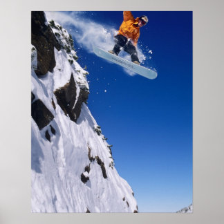 Poster Homme sur un snowboard sautant d'une corniche à