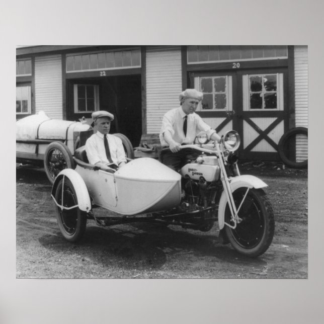 Poster Hommes sur la moto Harley Davidson avec Sidecar (Devant)