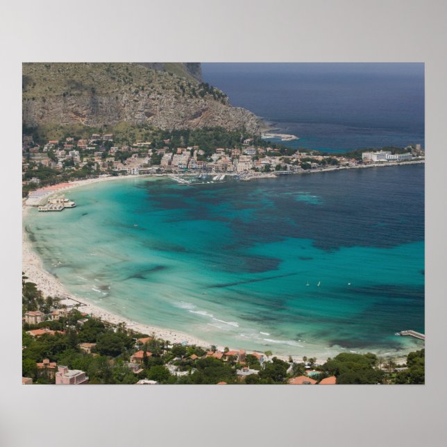 Poster Italie, Sicile, Mondello, Vue sur la plage de (Devant)