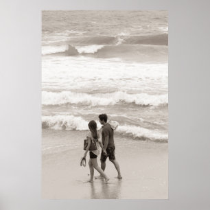 Poster Jeune couple marchant sur la plage