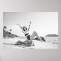 Jeune femme attirante en bikini sur la plage