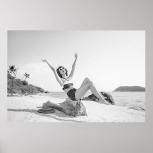Poster Jeune femme attirante en bikini sur la plage