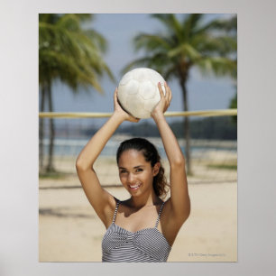 Poster Jeune femme tenant le volleyball et souriant à