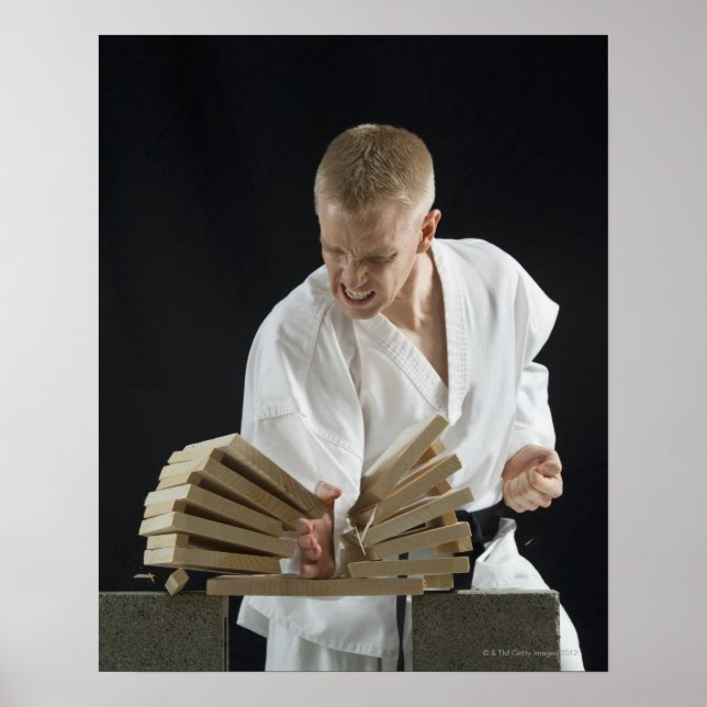 Poster Jeune homme brisant des planches avec un morceau k (Devant)