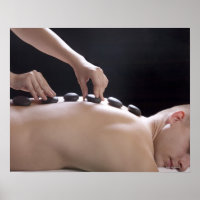 jeune homme recevant un massage de pierre chaude
