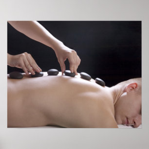 Poster jeune homme recevant un massage de pierre chaude