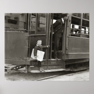Poster Jeune vendeur de journaux sur un tramway, 1910. Ph
