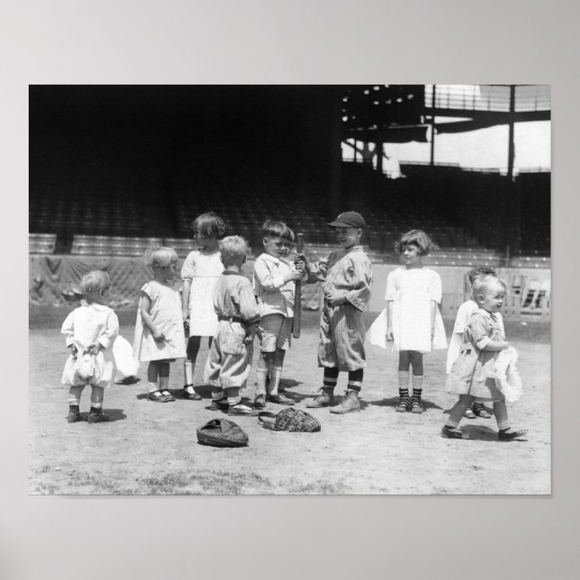 Poster Jeunes garçons et filles sur le terrain de basebal (Devant)