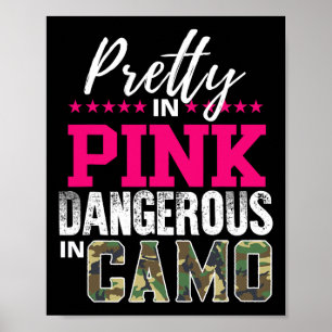 Poster Jolie en rose, dangereuse en camouflage, chasseuse