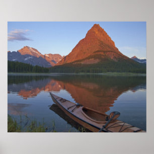 Poster Kayak en bois sur le lac Swiftcurrent au lever du 