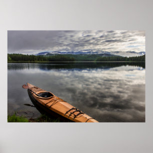 Poster Kayak en bois sur le rivage du lac Beaver