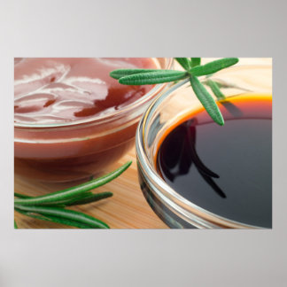 Poster ketchup tomate et sauce soja dans un bol transpare