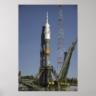 Poster La fusée de Soyuz est érigée en le place