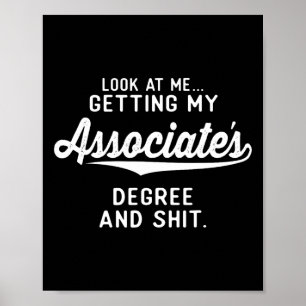 Poster La graduation lui donne son diplôme d'ociate