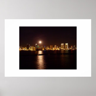 Poster la lune sur la baie