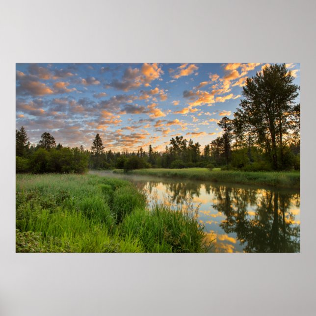 Poster La rivière Whitefish avec de beaux nuages au lever (Devant)