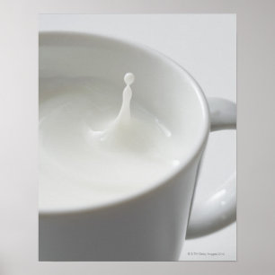 Poster Lait éclaboussant en tasse