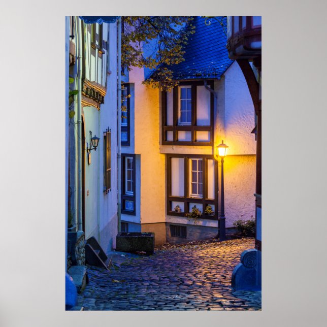 Poster Lampe de rue Lit sur la rue Cobbled (Devant)