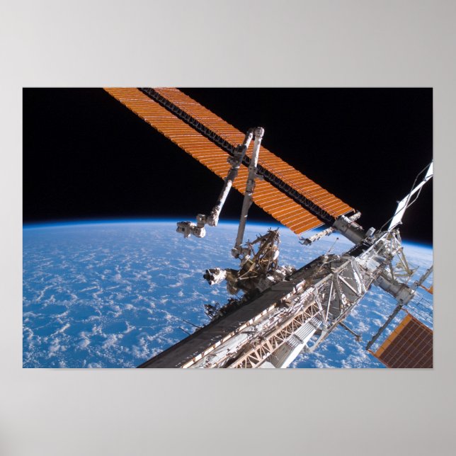 Poster Le Canadarm2 et les ailes de panneaux solaires (Devant)