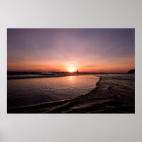 Le coucher de soleil sur la plage est de lumière s