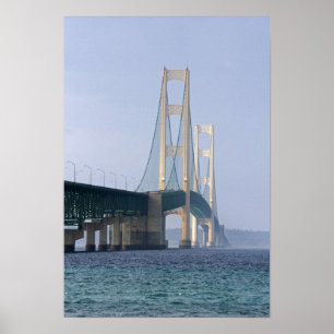 Poster Le pont Mackinac qui s'étend le long du détroit