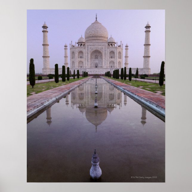 Poster le Taj Mahal se reflète parfaitement dans la pisci (Devant)