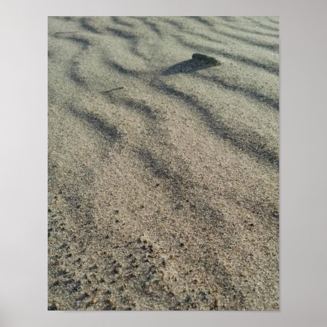 Poster Le vent forme des vagues de sable, autour de galet (Devant)