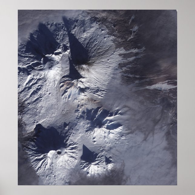 Poster Le volcan Bezymianny expose un modeste panache (Devant)