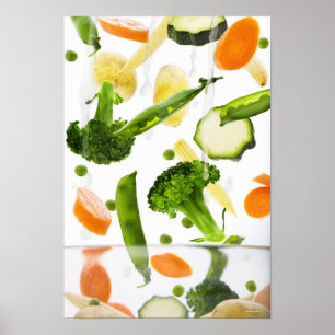 Poster Légumes frais avec de l'eau tombant dans une