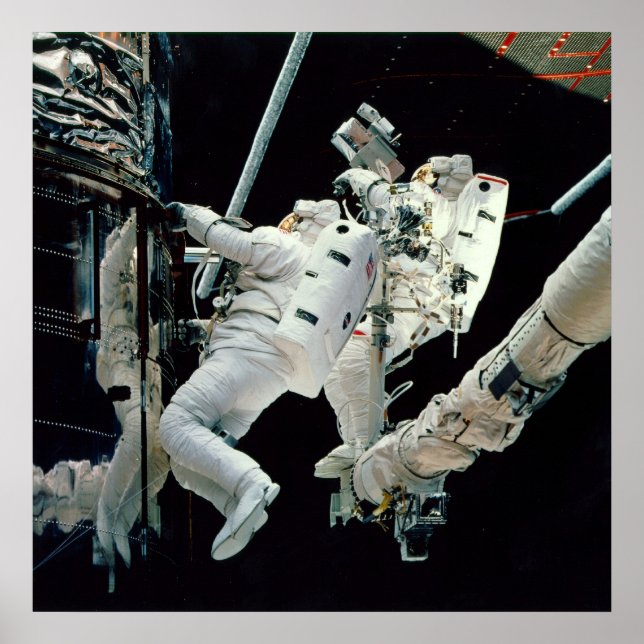 Poster Les astronautes travaillant sur le Hubble (Devant)