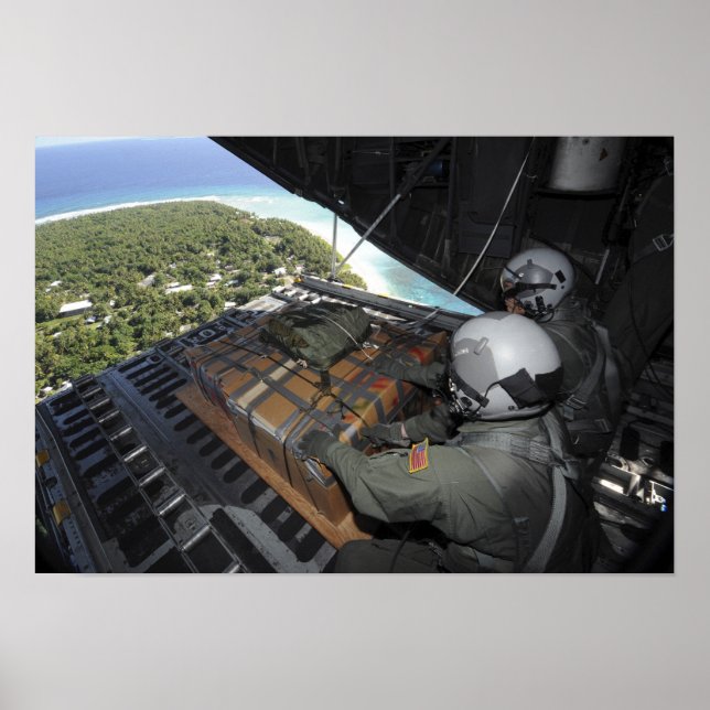 Poster Les aviateurs sortent une palette de biens donnés (Devant)