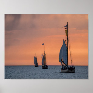 Poster Les bateaux de navigation dans le coucher du