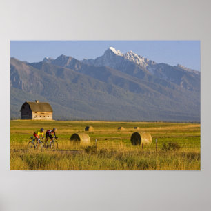 Poster Les cyclistes de la route font la course dans l'ar