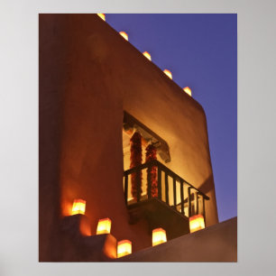 Poster Les farolitos traditionnels illuminent les structu