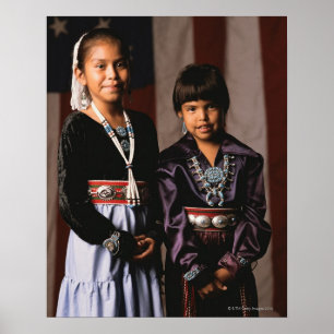 Poster Les filles navajo devant le drapeau