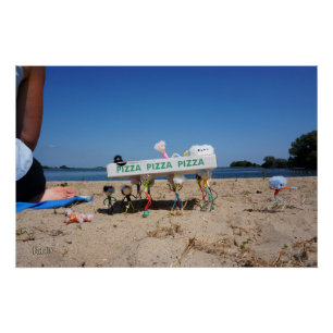 Poster Les Fubby qui volent une pizza sur la plage.