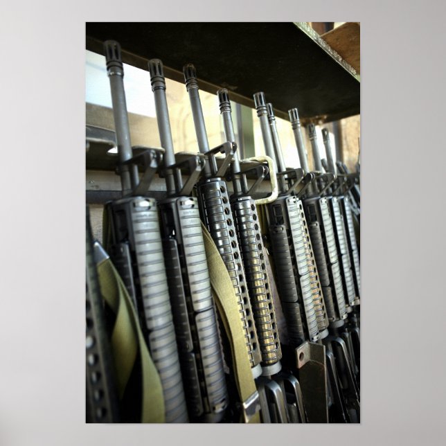 Poster Les fusils d'assaut sont prêts sur le rack d'armes (Devant)