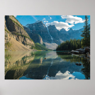 Poster Les montagnes sereines derrière la rivière La natu